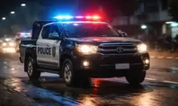 Fahrendes Polizeiauto der nigerianischen Polizei mit Blaulicht auf nächtlicher Straße in einer Stadt in Nigeria