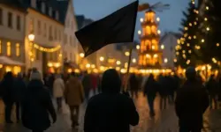 Absperrgitter auf nassem Asphalt mit blauem Lichtreflex im Hintergrund, keine Menschen sichtbar.