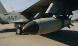 Ruhiger Ozean mit leichter Wellenbewegung, im Hintergrund unscharf ein weit entferntes graues Schiff am Horizont.