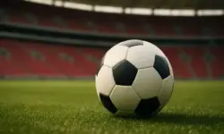 Fotorealistischer Fußball auf grünem Rasen mit unscharfen Stadionrängen im Hintergrund, hell ausgeleuchtet und ohne Menschen.