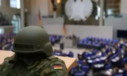 Ein Stapel offizieller Dokumente auf einem Holztisch mit einem silbernen Kugelschreiber, im Hintergrund ein unscharfes modernes Büro.