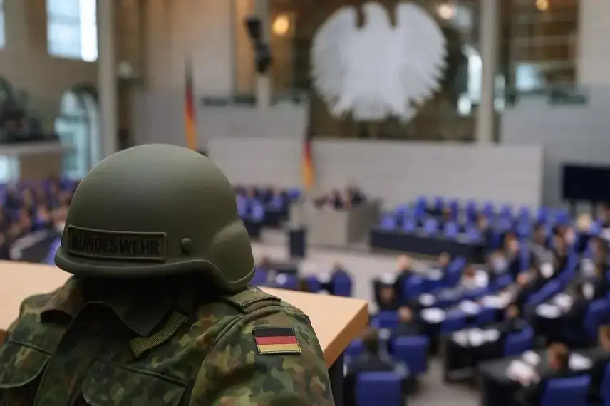 Ein Stapel offizieller Dokumente auf einem Holztisch mit einem silbernen Kugelschreiber, im Hintergrund ein unscharfes modernes Büro.