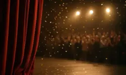 Leeres, hell ausgeleuchtetes Fernsehstudio mit einem einzelnen Moderationsstuhl im Vordergrund und unscharfem Hintergrund.