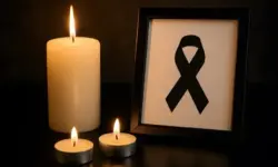 Leere Gebetshalle einer Moschee mit Lichtstrahlen, die durch hohe Fenster auf einen Gebetsteppich fallen.