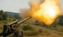 Verlassenes Grenzgebiet mit rot-weißen Warnmarkierungen, staubigem Boden und Rauchschwaden in der Ferne.