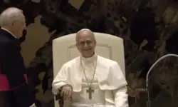 Leerer Kirchenraum mit Holzbank und Altar im Hintergrund, ruhige Lichtstimmung, symbolische Darstellung zur Weihnachtsbotschaft von Papst Leo XIV.