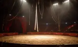 Leere Zirkusmanege mit hängenden Luftakrobatik-Seilen im Zirkuszelt des Weltweihnachtscircus Stuttgart