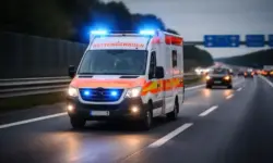 Beschädigte Autos nach Frontalcrash auf nächtlicher Straße in Dülmen, abgesperrte Fahrbahn, Trümmerteile und Blaulicht im Hintergrund