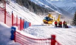 Rettungshubschrauber landet neben verschneiter Weltcup-Abfahrt mit Sicherheitsnetzen und Rettungskräften auf alpiner Skipiste