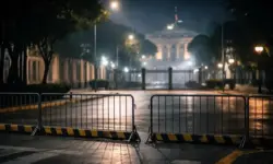 Absperrgitter vor einem Regierungsgebäude in Caracas bei Nacht, beleuchtete Straßen, leere Umgebung, politische Lage in Venezuela