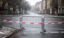 Polizeigitter und Absperrbänder an einer Kreuzung im Leipziger Stadtteil Connewitz bei winterlicher Stimmung