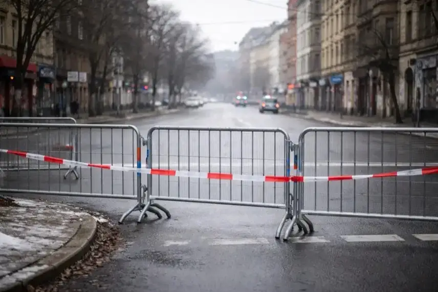 Polizeigitter und Absperrbänder an einer Kreuzung im Leipziger Stadtteil Connewitz bei winterlicher Stimmung