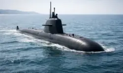 Modernes konventionelles U-Boot liegt auf ruhiger See, im Hintergrund eine neutrale Küstenlinie ohne erkennbare militärische Markierungen.