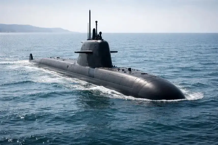 Modernes konventionelles U-Boot liegt auf ruhiger See, im Hintergrund eine neutrale Küstenlinie ohne erkennbare militärische Markierungen.