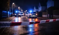 Abgesperrte Wohnstraße im Ruhrgebiet bei Nacht mit Polizeifahrzeugen und Blaulicht nach tödlichem Vorfall auf Gehweg.