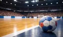 Handball liegt auf dem Hallenboden einer beleuchteten Arena während eines Spiels bei der Handball EM 2026