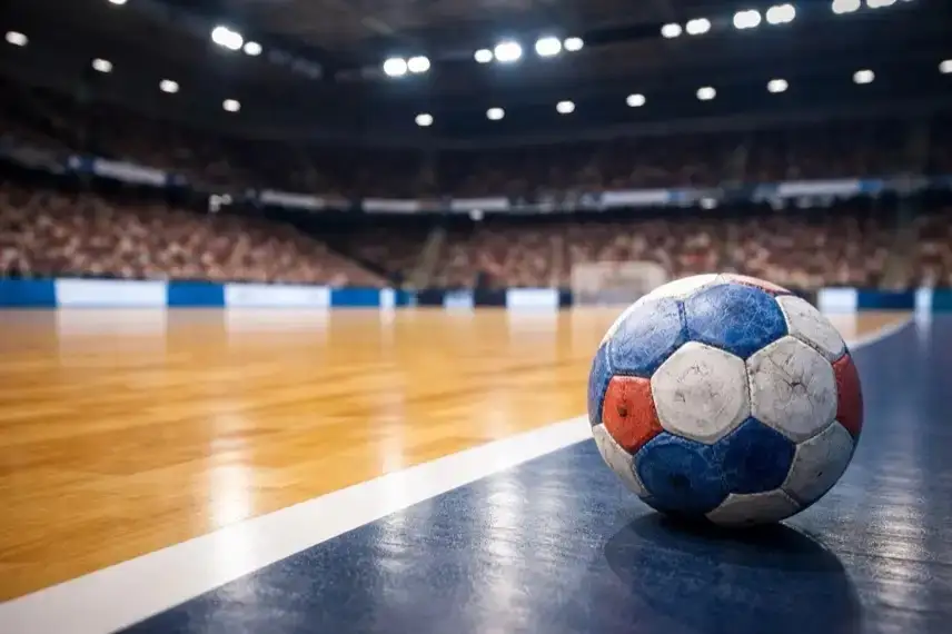 Handball liegt auf dem Hallenboden einer beleuchteten Arena während eines Spiels bei der Handball EM 2026