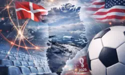 Grafische Kollage mit der Silhouette Grönlands, arktischer Küste, Fußballstadion, Fußball sowie abstrahierten Linien und Flaggenelementen.