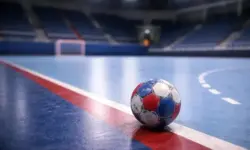 Leeres Handballspielfeld in einer Halle mit Ball am Boden während der Handball-EM 2026