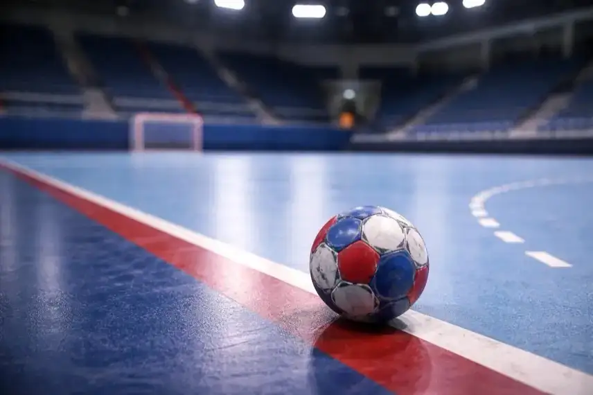 Leeres Handballspielfeld in einer Halle mit Ball am Boden während der Handball-EM 2026