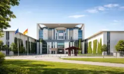 Außenansicht des Bundeskanzleramts in Berlin bei Tageslicht, moderne Regierungsarchitektur ohne Personen im Bild