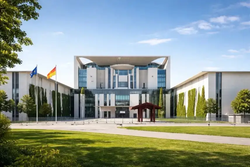 Außenansicht des Bundeskanzleramts in Berlin bei Tageslicht, moderne Regierungsarchitektur ohne Personen im Bild