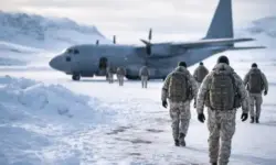 Verschneites Flugfeld in Grönland mit Transportflugzeug und uniformierten Silhouetten, die den Abzug von Bundeswehrsoldaten symbolisieren