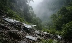 Nebeliger Berghang in Süd-Sulawesi mit verstreuten Flugzeugtrümmern nach einem Flugzeugabsturz in Indonesien