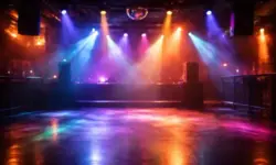 Clubraum mit Tanzfläche, farbigem Bühnenlicht und Lautsprechern bei Nacht, symbolisch für Pop- und Rockparty im Musicclub Fabrik Bruchsal