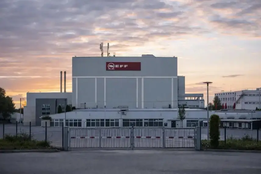 Frontale Ansicht eines Industriewerks bei Morgendämmerung mit geschlossenem Tor und leerem Vorplatz in Bretten.