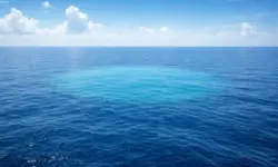 Weite offene Hochsee mit ruhiger Wasseroberfläche und klarem Horizont, aufgenommen bei Tageslicht in internationalen Gewässern.