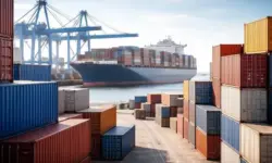 Containerterminal mit Frachtcontainern und Containerschiff im Hintergrund, dargestellt als Teil des Warenexports zwischen Deutschland und den USA.