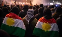 Vermummte Demonstrierende von hinten bei einer prokurdischen Kundgebung in einer deutschen Innenstadt, dicht gedrängt auf einem Platz