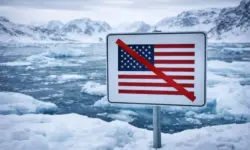 Grönländische Eislandschaft mit Schnee und Eis, davor ein Schild mit durchgestrichener USA-Flagge vor arktischem Hintergrund.