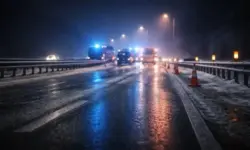 Nächtliche Autobahn mit glatter Fahrbahn, Blaulicht-Reflexionen und abgesperrtem Abschnitt auf der A44 bei winterlichen Bedingungen.