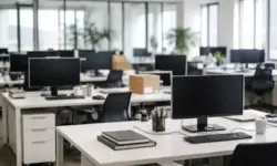 Leere Arbeitsplätze in einem Büro: Das Symbolbild steht für den Stellenabbau bei Vimeo nach der Übernahme durch Bending Spoons und den strukturellen Umbruch im Unternehmen.