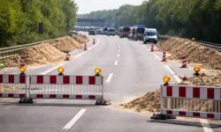 Gesperrter Abschnitt der A59 bei Köln mit Sandaufschüttungen und Absperrungen nach der Sprengung eines Blindgängers.