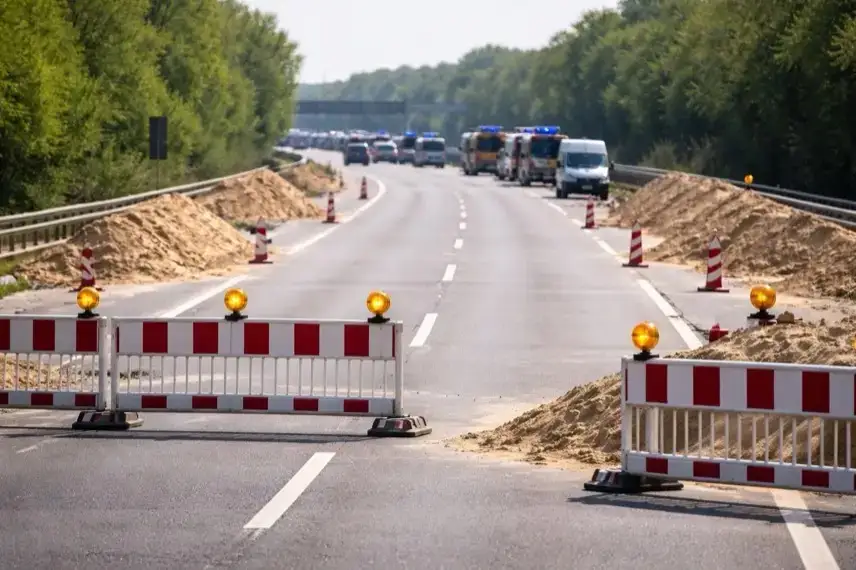 Gesperrter Abschnitt der A59 bei Köln mit Sandaufschüttungen und Absperrungen nach der Sprengung eines Blindgängers.