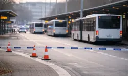Busbahnhof am Karlsruher Hauptbahnhof mit haltenden Linienbussen und abgesperrtem Fahrbahnbereich am Morgen