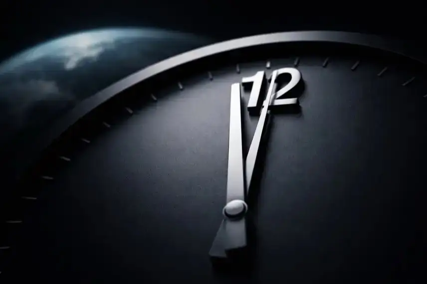 Abstrakte Uhr mit eng stehenden Zeigern vor dunklem Hintergrund mit angedeuteter Erdkugel, symbolisch für globale Risiken und Weltuntergangsuhr.