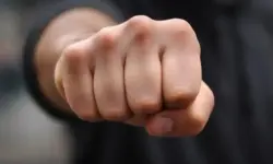 Leerer Spielplatz in einem Wohngebiet mit Absperrband, Schaukel und Rutsche bei Tageslicht, öffentlicher Raum in einer Stadt