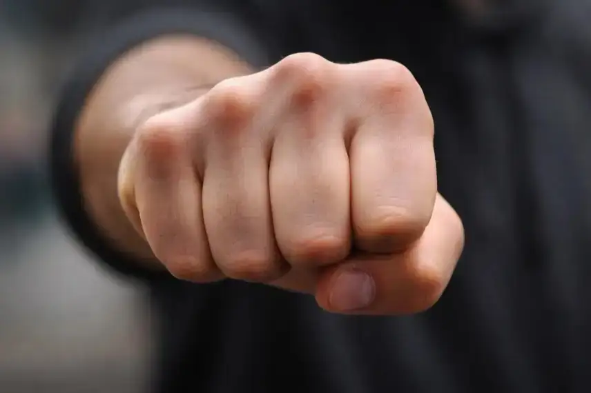 Leerer Spielplatz in einem Wohngebiet mit Absperrband, Schaukel und Rutsche bei Tageslicht, öffentlicher Raum in einer Stadt