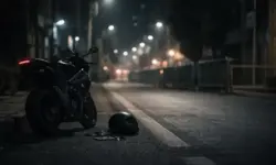 Abgestelltes Motorrad mit Helm an einer nächtlichen Straße in einer iranischen Stadt, beleuchtet von Straßenlaternen