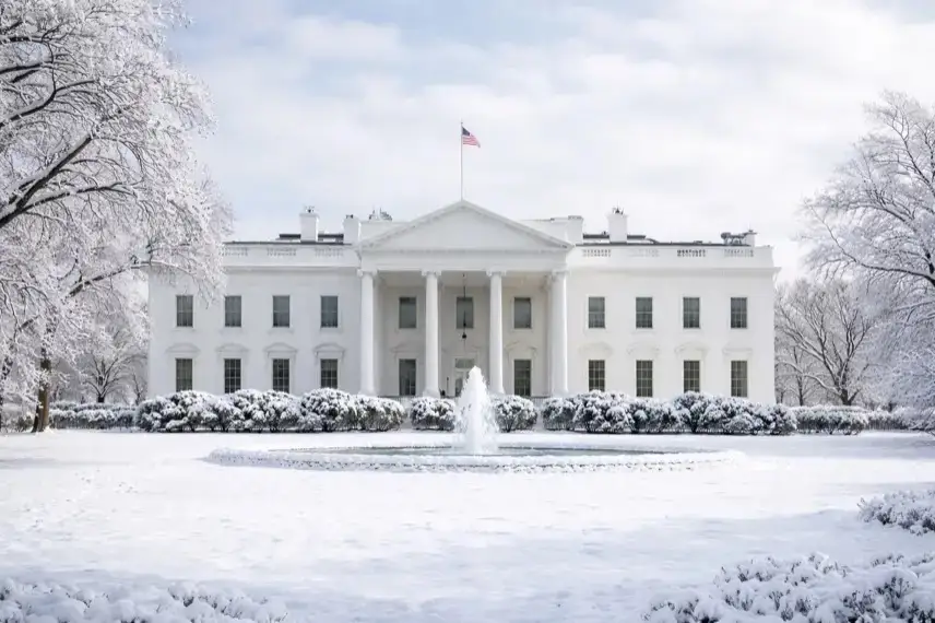 Repräsentativer Empfangsraum mit gerahmter Wandfläche und klassischem Interieur im Regierungsstil, neutral ausgeleuchtet.