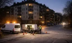 Dunkles Berliner Wohnviertel mit unbeleuchteten Straßen und ausgefallenen Ampeln während eines großflächigen Stromausfalls