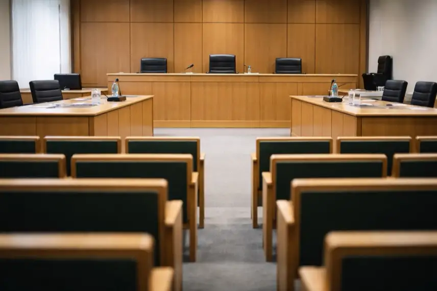 Leerer Gerichtssaal mit Richterbank und Zuschauerbänken in Hamburg während eines Strafprozesses um die Entführung der Block-Kinder.