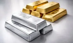 Silber- und Goldbarren liegen nebeneinander auf neutralem Untergrund, Silber im Vordergrund, Gold im Hintergrund, sachlich ausgeleuchtet.