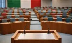 Leerer Plenarsaal eines Landesparlaments mit Rednerpult und Sitzreihen, moderne Architektur, sachliche Beleuchtung, Nordrhein-Westfalen, Landtagswahl 2027