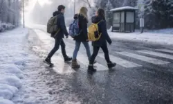 Vereiste Straße mit Zebrastreifen und Schulweg im Winter im Kreis Stade bei Glätte und Frost