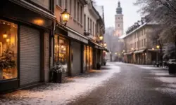 Leere Straße mit geschlossenen Geschäften an einem winterlichen Morgen in einer deutschen Stadt am gesetzlichen Feiertag Heilige Drei Könige